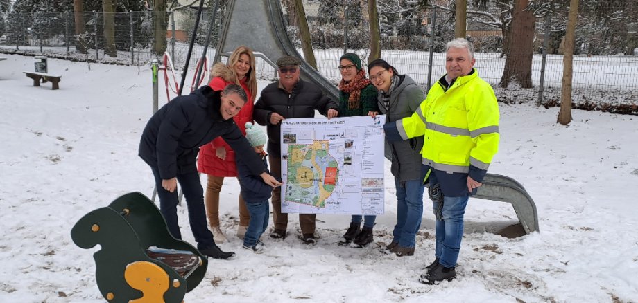 Bürgermeister Steffen Jung, Fachbereichsleiterin Anke Rebholz, Erster Beigeordneter Dr. Hans-Werner Stark, Beigeordnete Natalie Bauernschmitt und Volker Schmand, CEO Fa. Wöbau (v.l.n.r.) beim Startschuss für die Umbaumaßnahmen Spiel- und Bolzplatz "Pfalzgrafenstraße" Umbaumassnahmen am Spiel- und Bolzplatz Pfalzgrafenstrasse