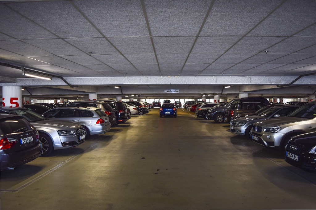 Parkende Autos in der Tiefgarage
