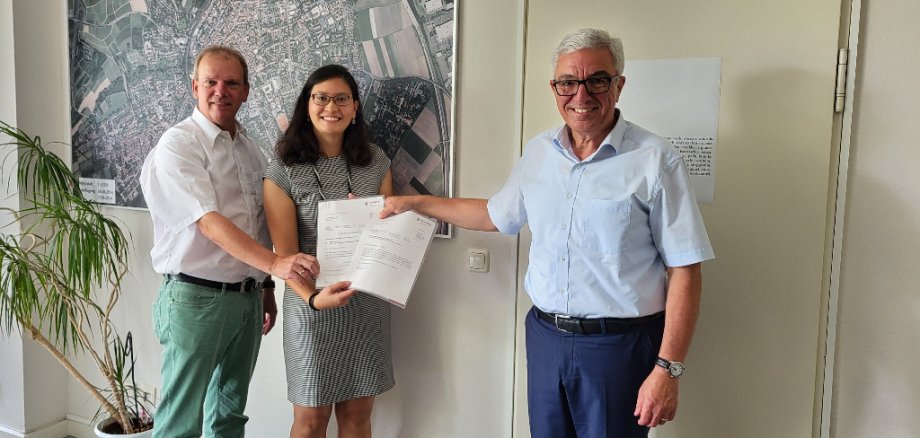 Innenminister Roger Lewentz bei der Bescheidübergabe mit dem Bürgermeister der Stadt Alzey, Christoph Burkhard, und der Beigeordneten Natalie Bauernschmitt. Förderung für die Sanierung und den Umbau des Naturrasenplatzes im Wartbergstadion