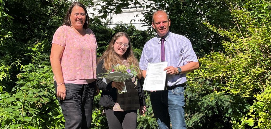 Bürgermeister Christoph Burkhard (r.) und Ausbildungsleiterin Simone Kaiser (l.) gratulieren Evelyn Wolf zur bestandenen Prüfung Evelyn Wolf hat ihre Ausbildung erfolgreich absolviert
