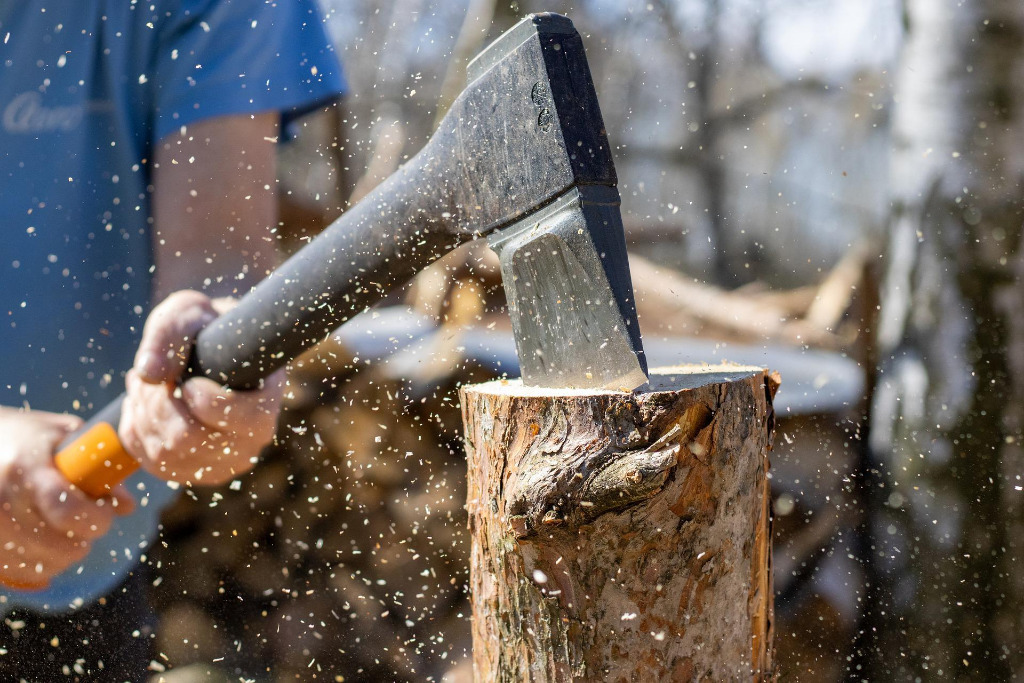 Person spalten Holz mit einer Axt