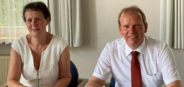 Cornelia Korn und Bürgermeister Christoph Burkhard unterzeichnen den Mietervertrag für die Räumlichkeiten in der Hellgasse. Bürgermeister Christoph Burkhard unterzeichnet den Mietvertrag für die neue Stadtwache