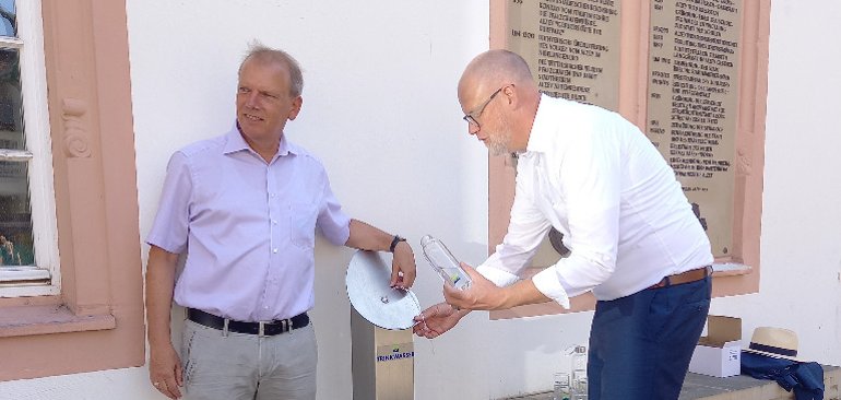 Inbetriebnahme des neuen Trinkwasserbrunnens am Fischmarkt vor dem Alten Rathaus (Bürgermeister Christoph Burkhard und Geschäftsführer der wvr Ronald Roepke) Der neue Trinkwasserspender am Fischmarkt