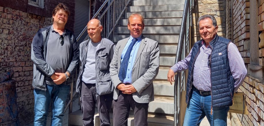 v.l.n.r.: Oliver Kluck (Schleis GmbH), Marco Sertel (Stadtverwaltung Alzey), Bürgermeister Christoph Burkhard und Hans-Herbert van Bergen (Seiler - Ingenieure & Architekten GmbH) vor der neu errichteten Treppe am Wächterspfad Treppenanlage Wächterspfad