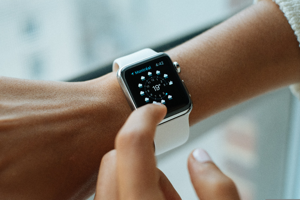 Eine Smart-Watch am Handgelenk