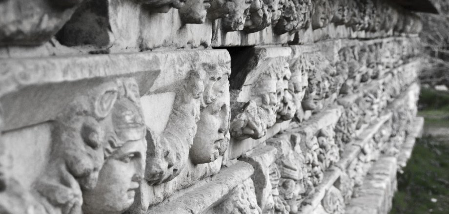 Steinskulpturen mit Gesichtern