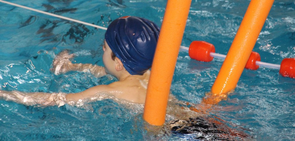 Kind beim Schwimmen