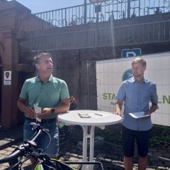 Die Radelnden versammeln sich zur Eröffnungsrede vor der Tour an der Stadtverwaltung 