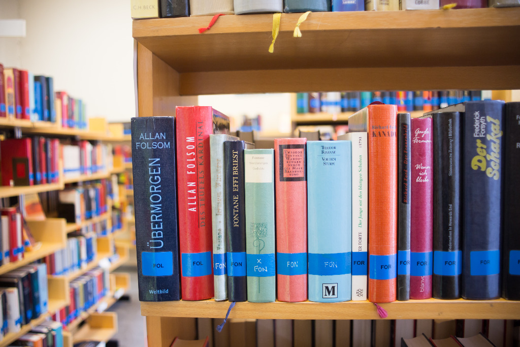 Bücher in einem Bücherregal in der Bücherei