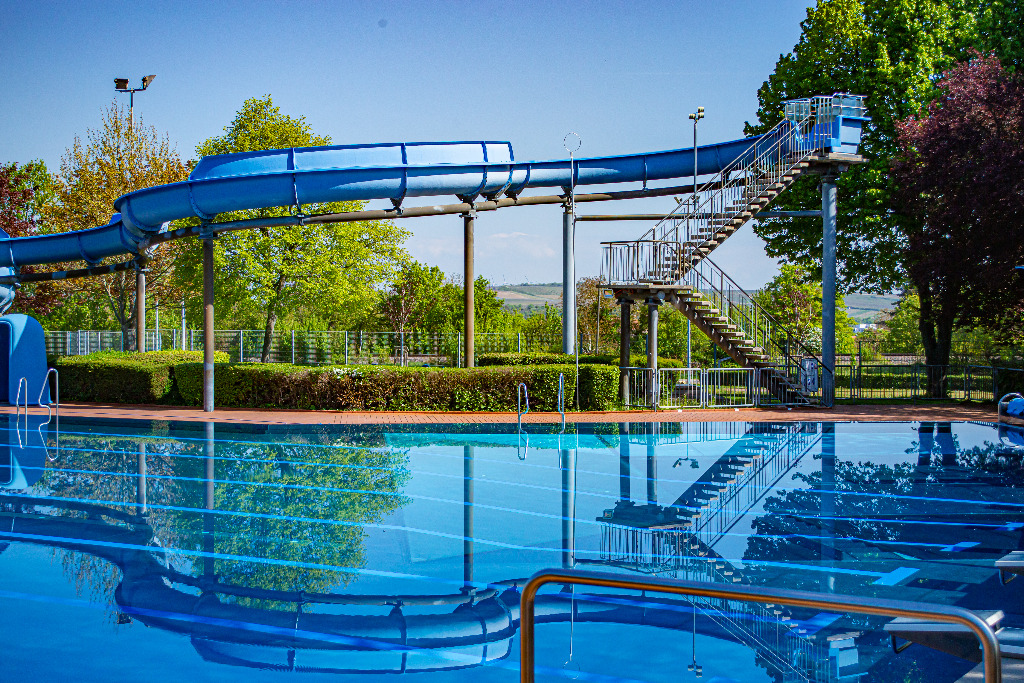 Schwimmbecken mit einer Rutsche