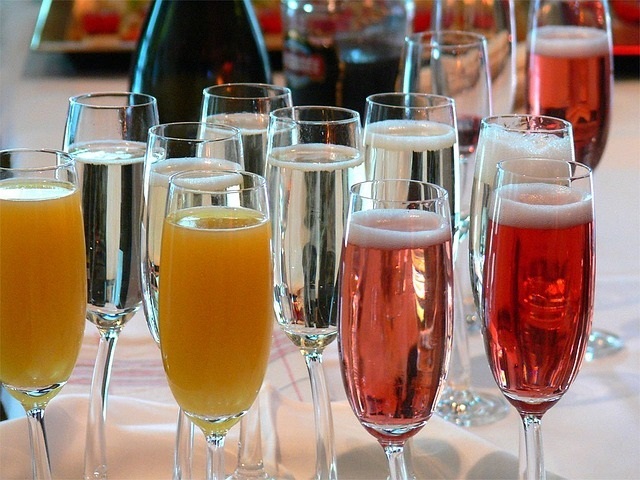 Mehrere Gläser Sekt auf einem Tisch