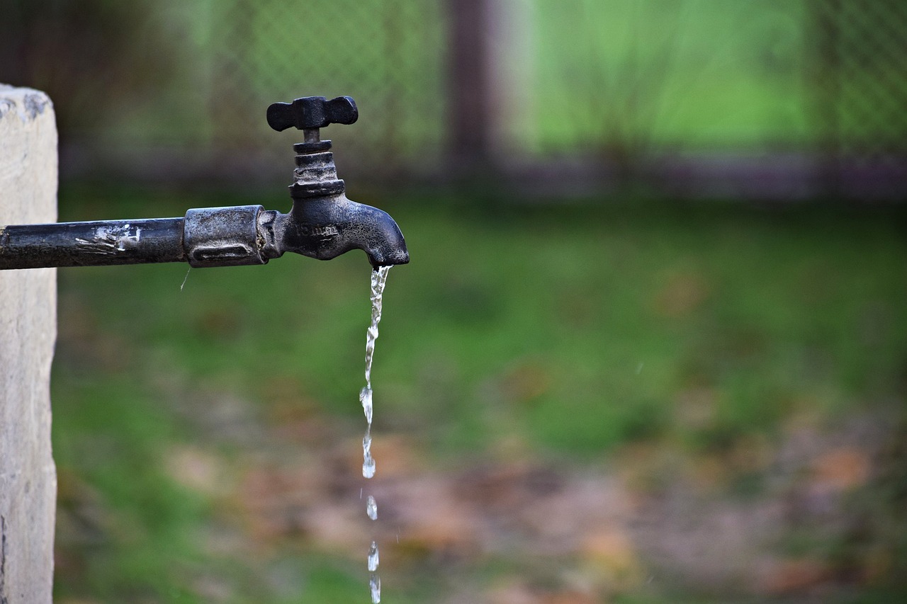 Ein laufender Wasserhahn