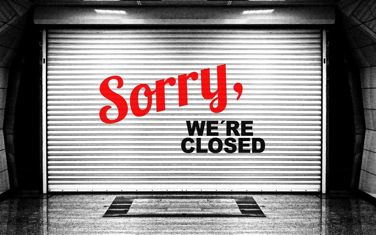 Ein Rolltor mit der Aufschrift "Sorry, we are closed"