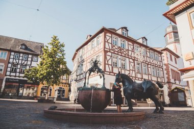 Der Roßmarkt liegt im Herzen der Stadt. 