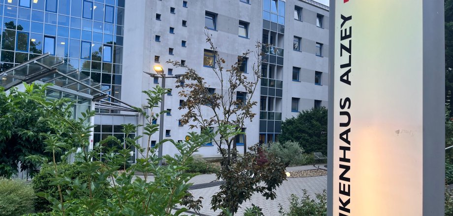 Der Eingangsbereich zum DRK Krankenhaus in Alzey.