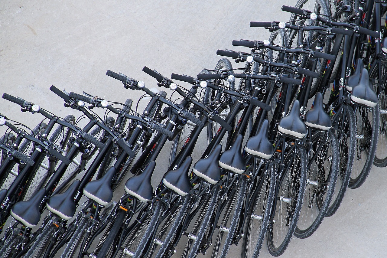 Sehr viele Fahrräder stehen dicht nebeneinander