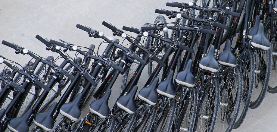 Sehr viele Fahrräder stehen dicht nebeneinander
