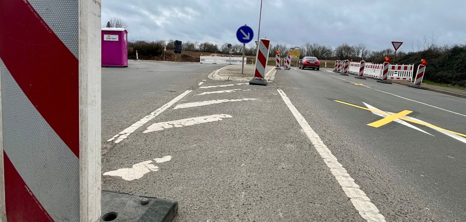 Absperrbarken auf einer verlassenen Straße.