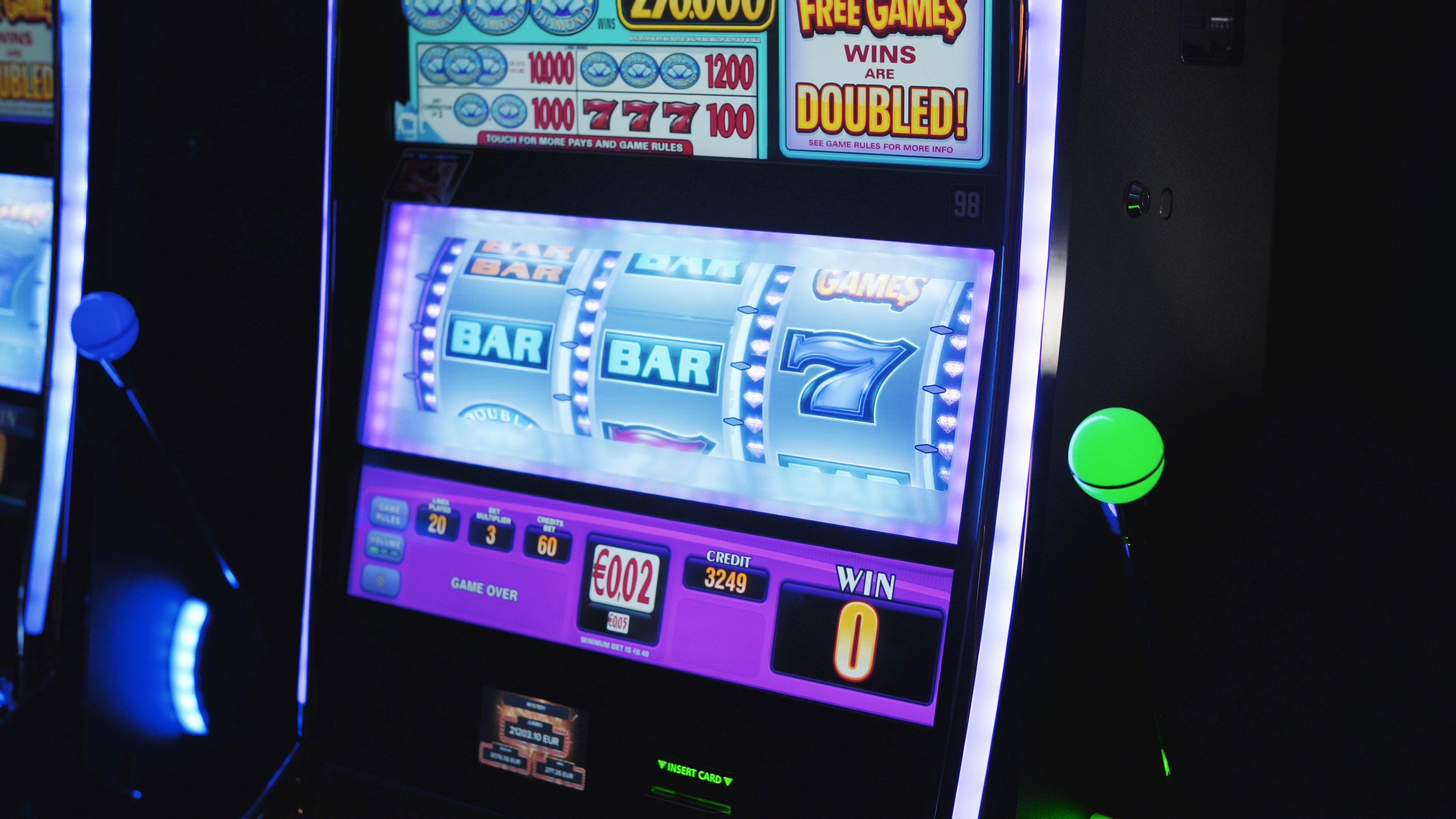Ein Glücksspielautomat mit hellem Display und bunten Symbolen