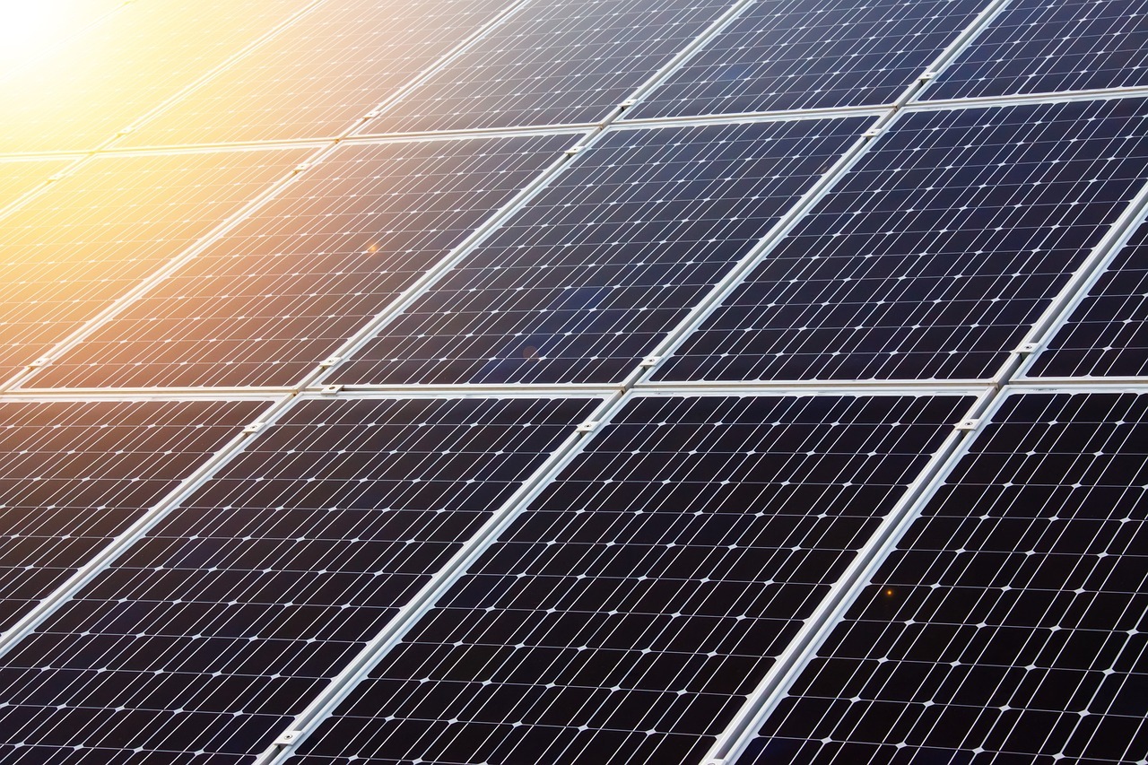 Eine PV-Anlage auf die die Sonne scheint.