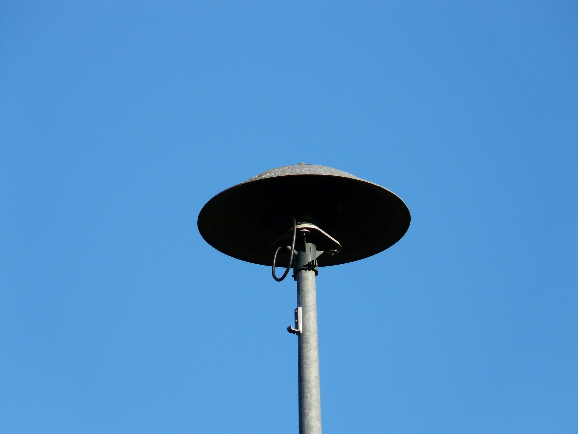 Eine Warnsirene der Feuerwehr vor einem blauen Himmel