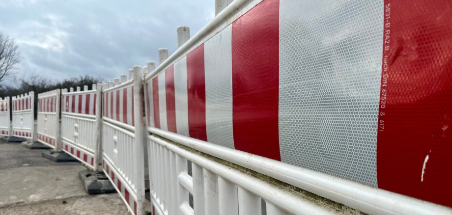 Eien rot-weiße Baustellenabsperrung.