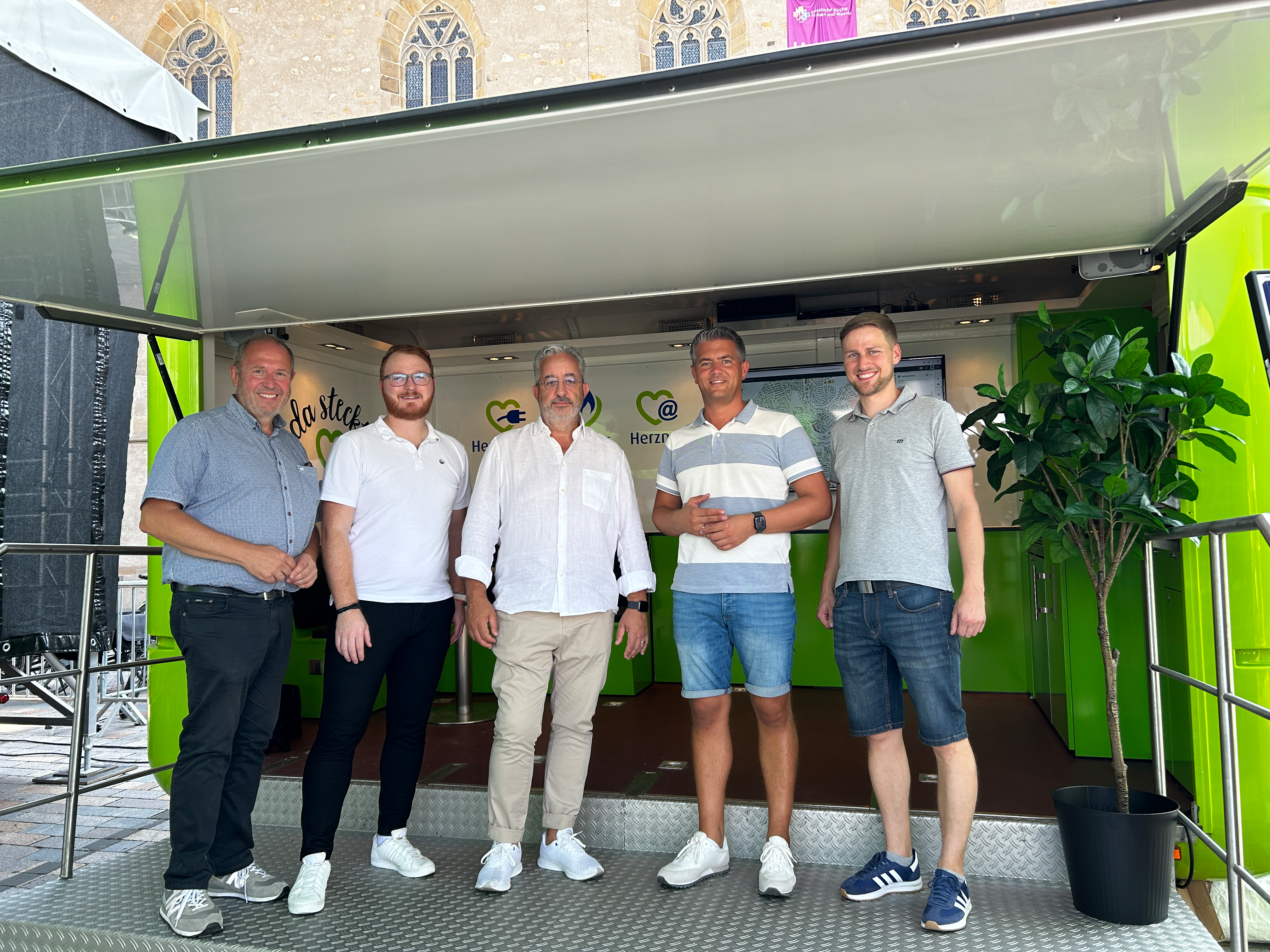 Gruppenfoto mit dem Bürgermeister