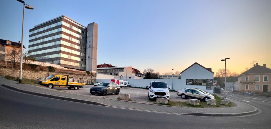 ein großer Parkplatz mit kleinen Steinen und mehreren Autos