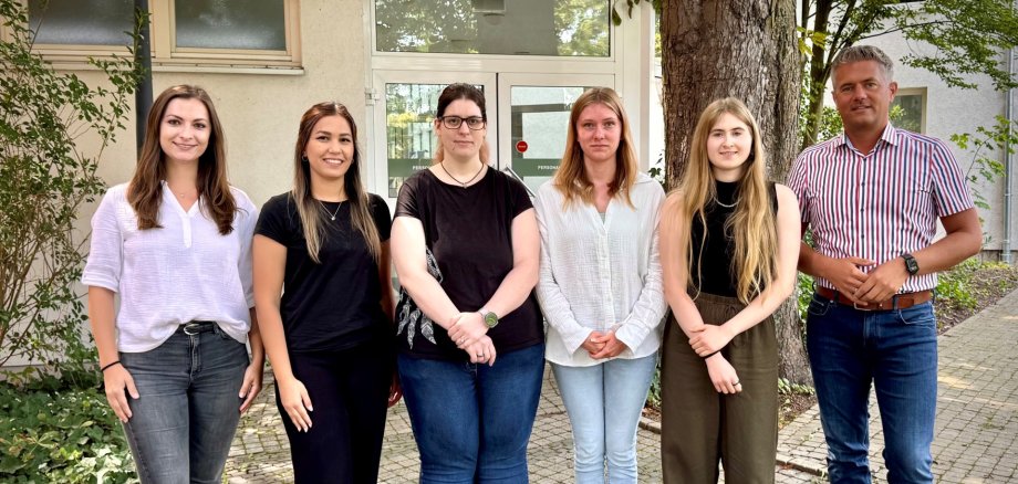 neue Azubis, vier junge Frauen, Bürgermeister, Ausbilderin