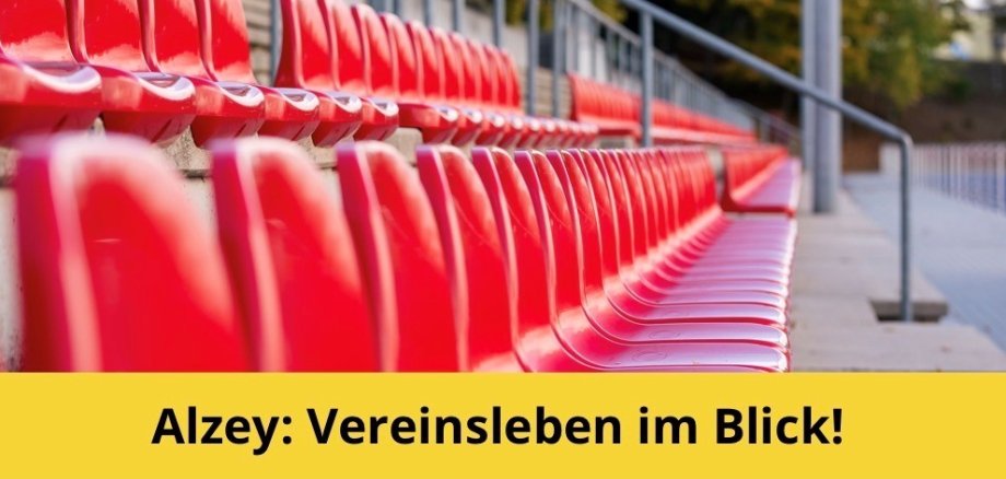 Oben: Tribühne mit Roten Sitzen, Unten Links: Stadt-Logo, Unten Rechts: Museum