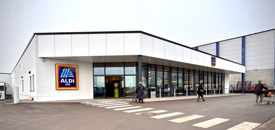 Holz Aldi feiert Wiedereröffnung, Vorzeigemarkt setzt neue Massstäbe in Alzey. (Foto vom Markt außen)