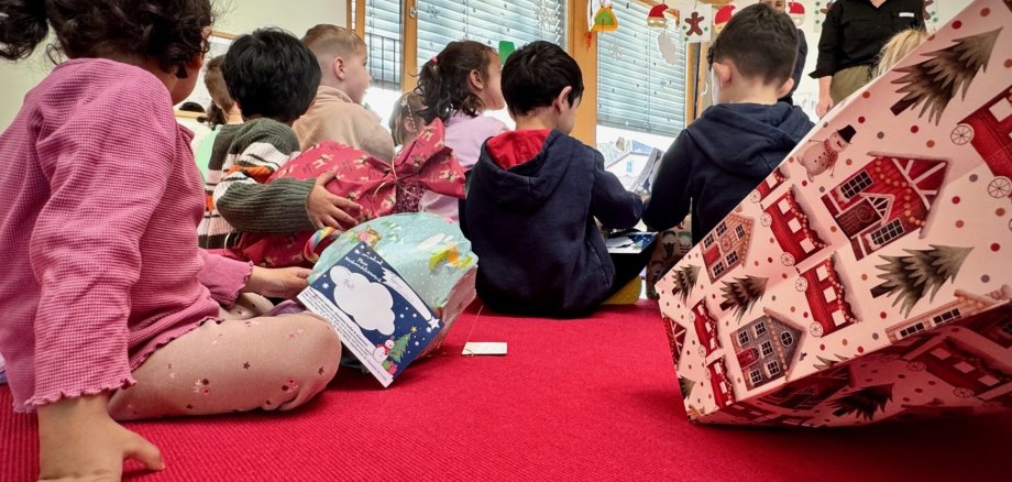 Wunschbaumaktion des Rheinhessen Centers "113 Kinderwünsche" Alzeyer Kita erfüllten Kinder Wünsche. (Zu sehen sind die Kinder wie sie Ihre Geschenke auspacken)