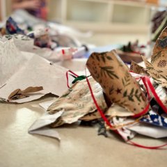 Wunschbaumaktion des Rheinhessen Centers "113 Kinderwünsche" Alzeyer Kita erfüllten Kinder Wünsche. (Zu sehen ist das Geschenkpapier nach dem öffnen)