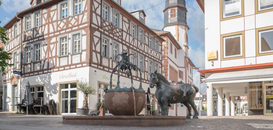 der Rossmarkt in Alzey mit dem Pferd Max und einem Brunnen im Mittelpunkt