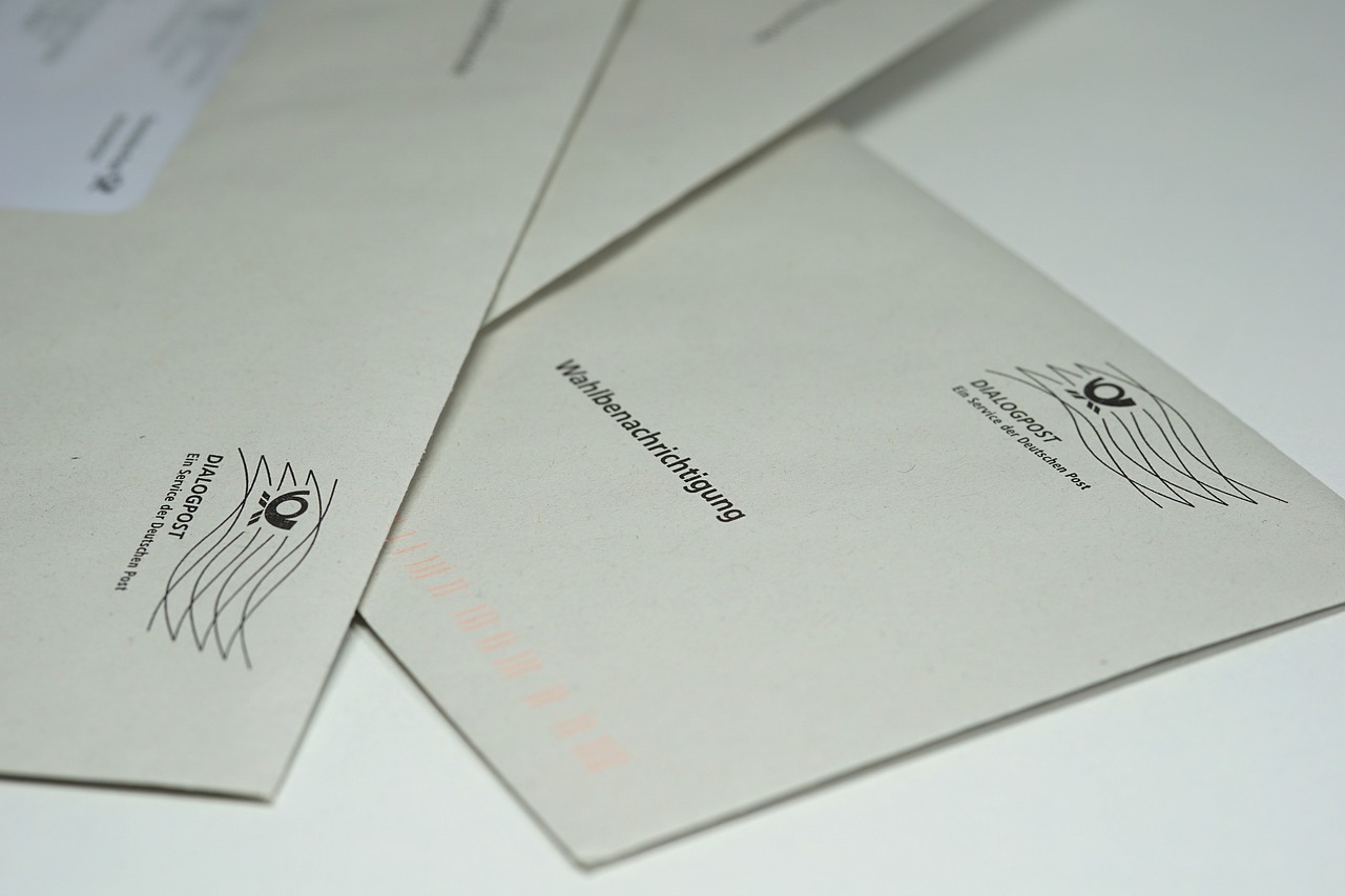 2 Briefumschläge der Wahlbenachrichtigungen