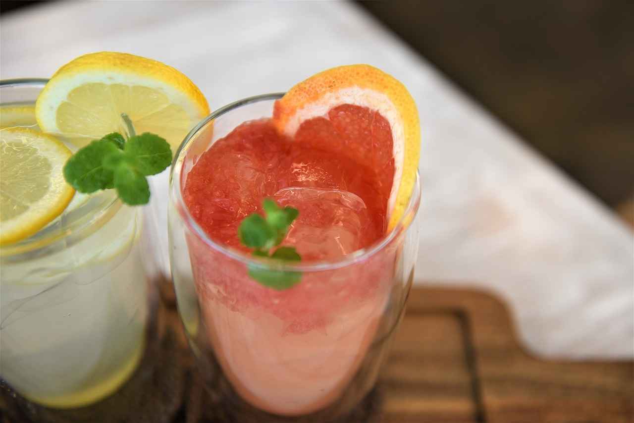 zwei Cocktailgläser 
