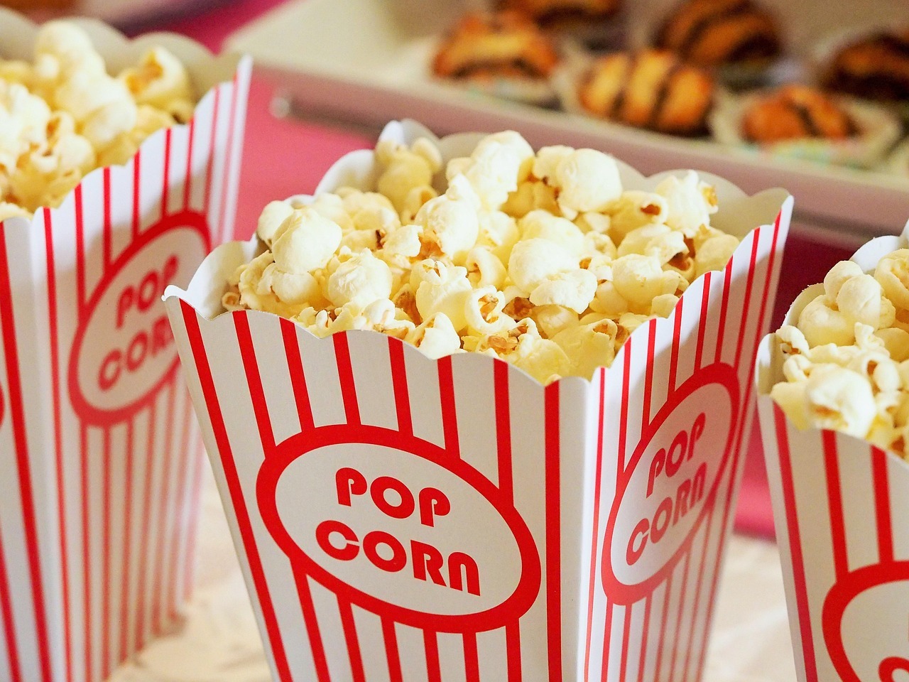mehrere Popcorntüten voll gefüllt