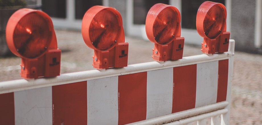 eine weiß-rote Absperrung eines Platzes