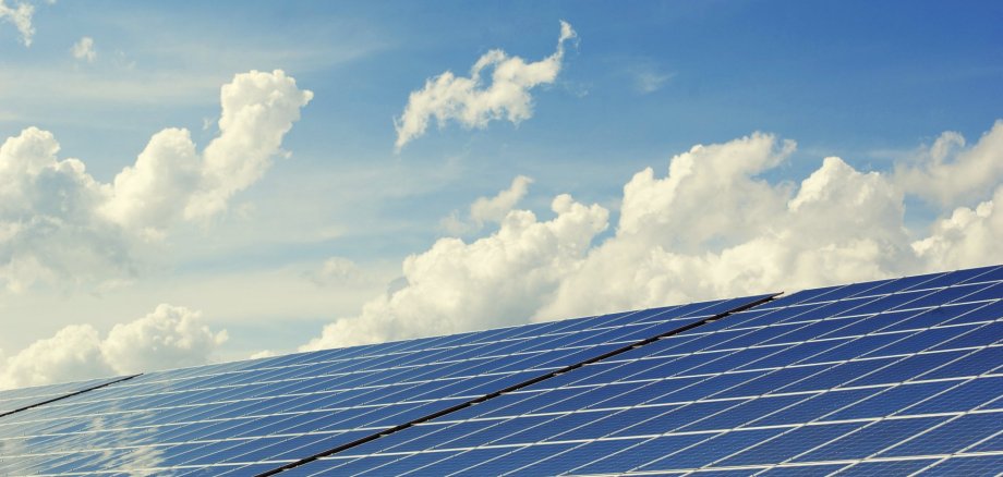 Solarpaneele unter einem strahlend blauen Himmel.