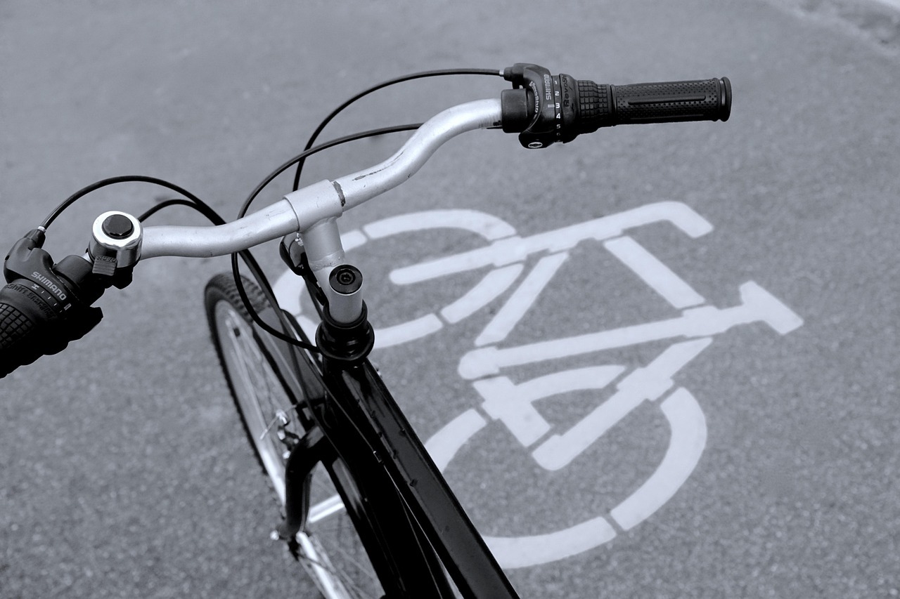 Zu sehen ist ein Fahrrad und auf einem Fahrradweg mit dem Fahrradsymbol.