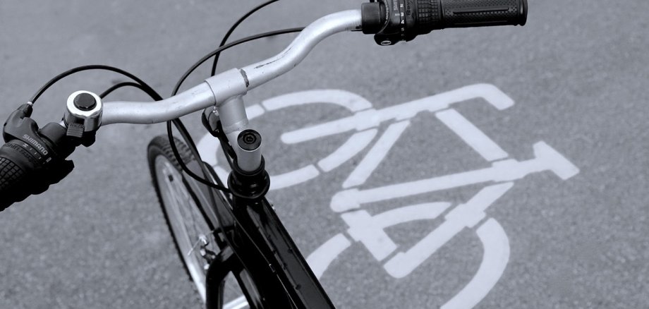 Zu sehen ist ein Fahrrad und auf einem Fahrradweg mit dem Fahrradsymbol.