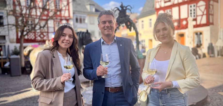 Bürgermeister Steffen Jung mit den Weinköniginnen Anna I. (rechts) und Nicole I. (links) am Rossmarkt