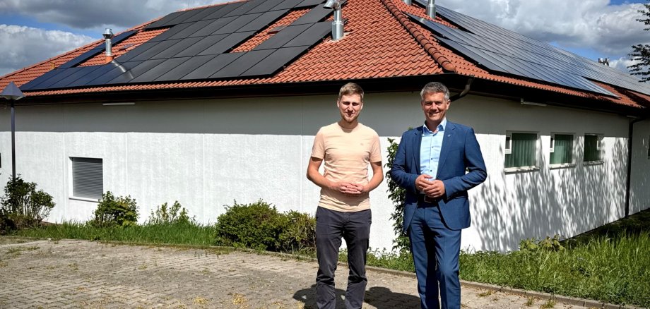 zu sehen ist auf den Dächern des städtischen Bauhofs eine Photovoltaik-Anlage (Solar Panel)