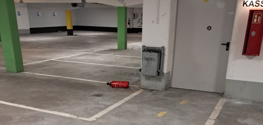 Vandalismus in der Tiefgarage mit Pulverfeuerlöscher