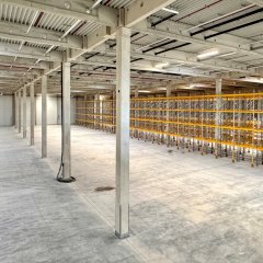 Man sieht das neuen (noch leere) TST-Logistikzentrum von innen.