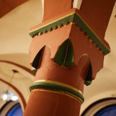 Eine verzierte Säule in der Stadthalle.