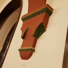 Ein verziertes Wand/Säulenstück der Stadthalle.