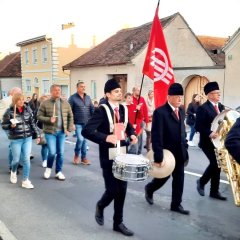 ein Umzug mit Musikanten läuft vorbei