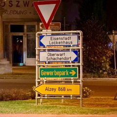 Verkehrsschilder, darunter auch eins mit der Aufschrift: Alzey 868 Kilometer