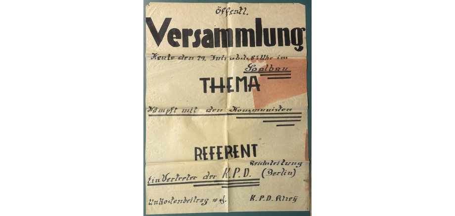 ein relativ alt aussehendes Plakat mit der Aufschrift: Thema öffentliche Versammlung